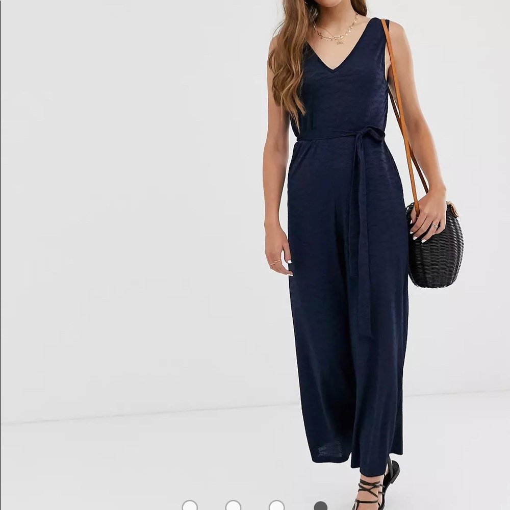 ASOS DESIGN v front v back textured sleeveless jumpsuit with tie waist (size 8)